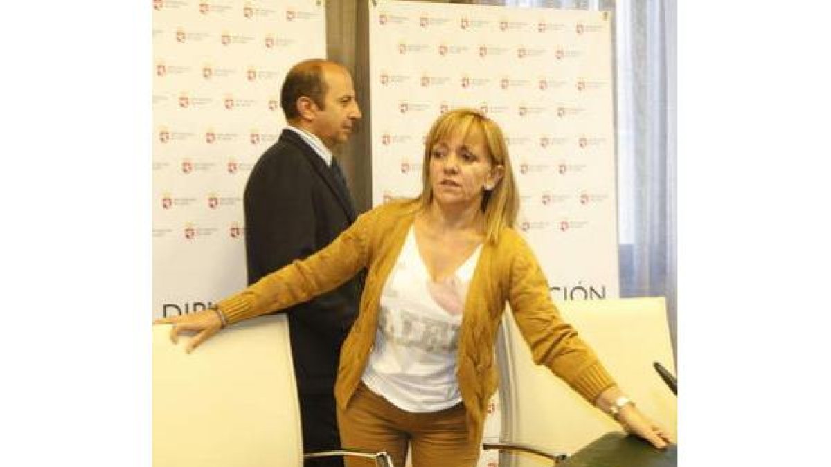 Isabel Carrasco, junto a la Francisco Castañón, instantes antes de comparecer ante la prensa.