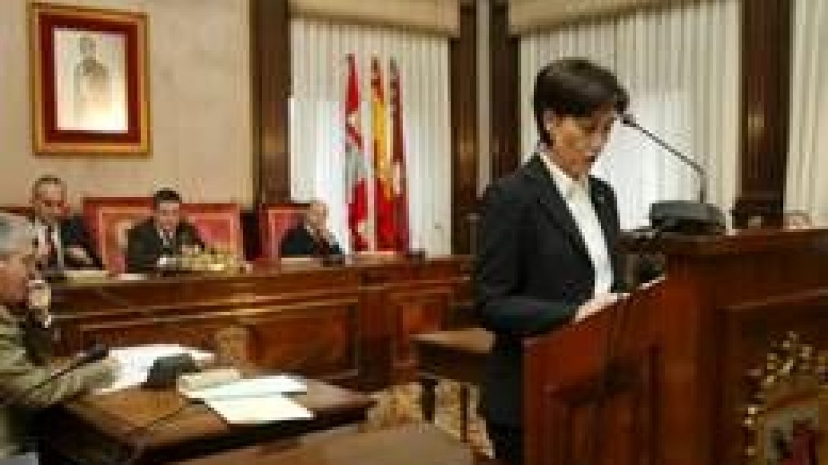 Imagen de Humildad Rodríguez, durante la lectura de un artículo de la Constitución