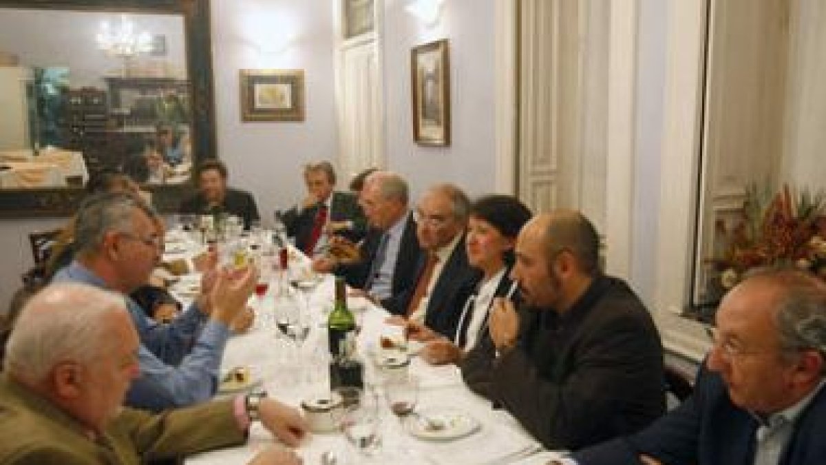 Martín Villa, acompañado de los asistentes al acto.