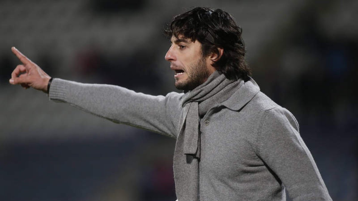Ferrando, entrenador de la Cultural, dirigirá esta mañana el último entrenamiento de la semana.