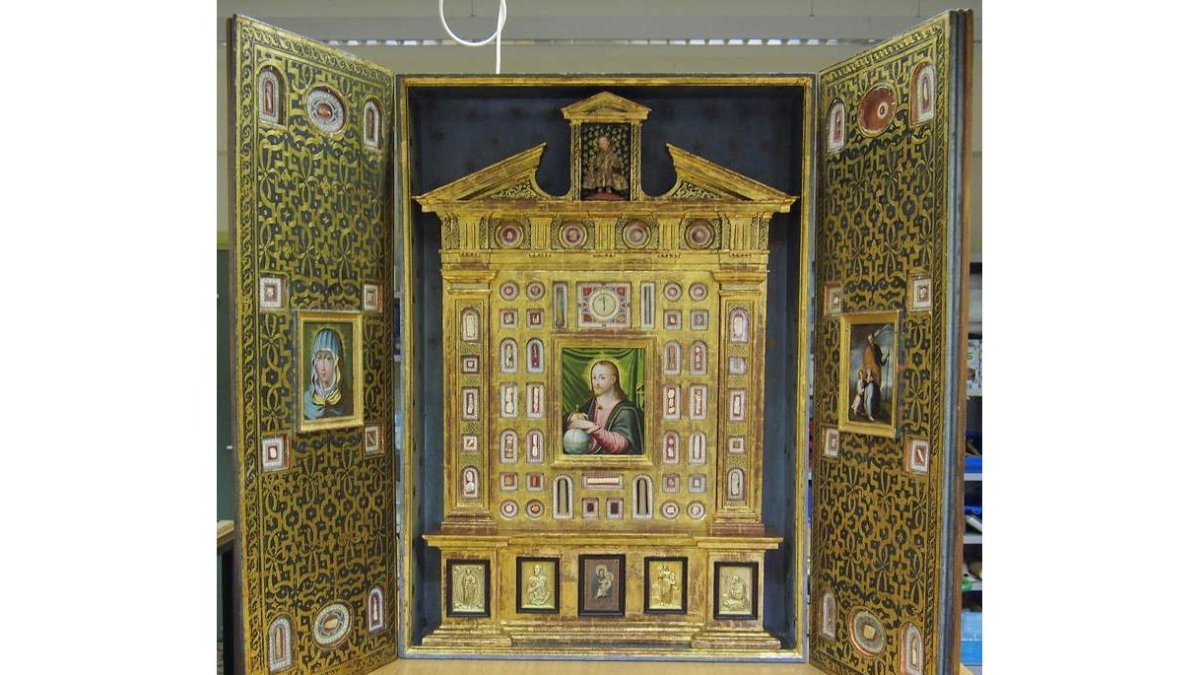 El retablo-relicario, de gran belleza, ya restaurado