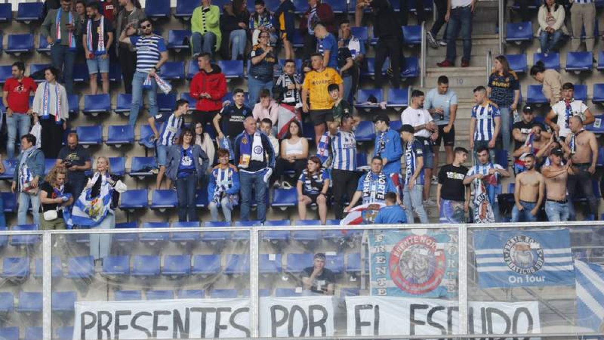Ojeda y Yuri muestran la imagen de la desesperación que fue perder un choque que iba 0-2 al descanso y que deja a la Deportiva a un paso de consumar el descenso. DE LA MATA