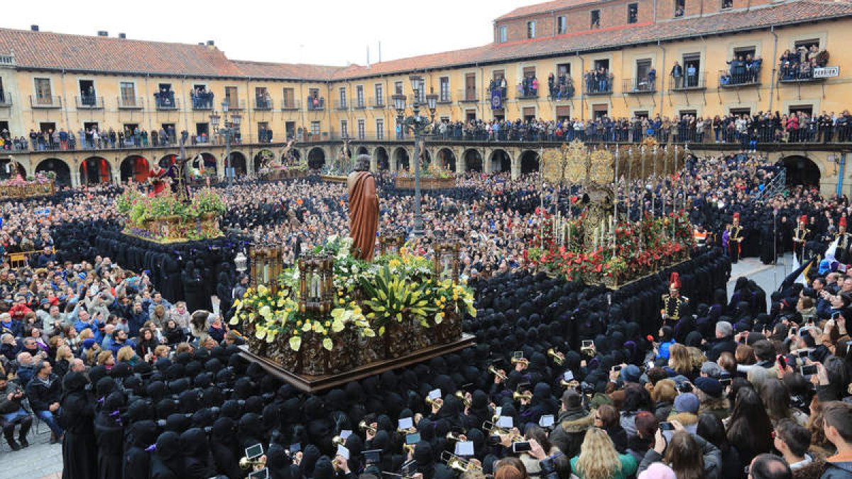 El Encuentro del Viernes Santo en la Plaza Mayor.
