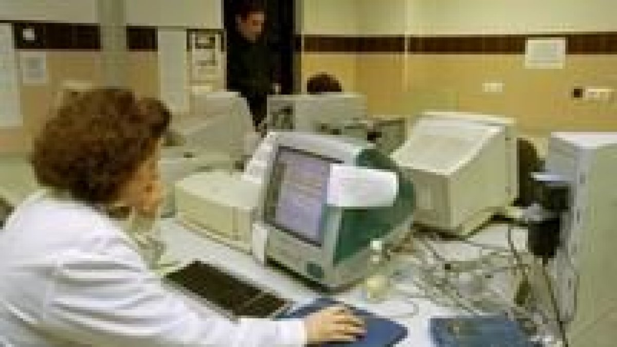 Investigadores en el Instituto de Biotecnología (Inbiotec) del parque científico de León