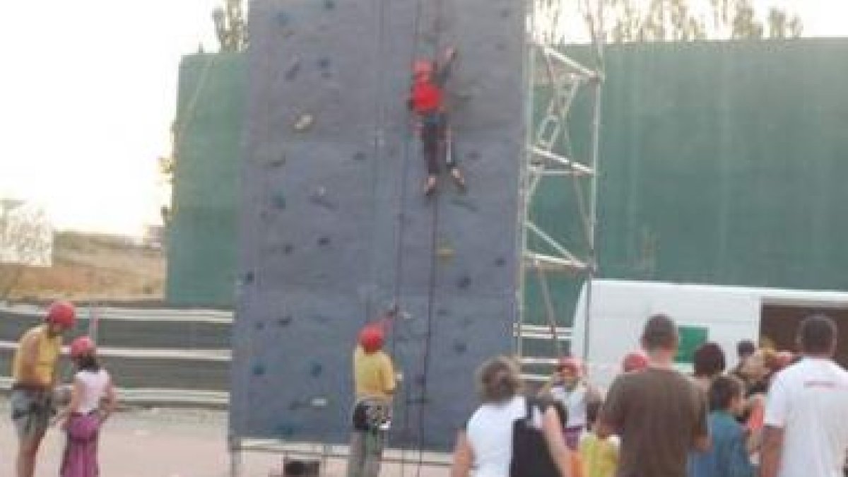 Los mayores de 14 años dispondrán de un curso de escalada en el rocódromo de Valdeiglesias.