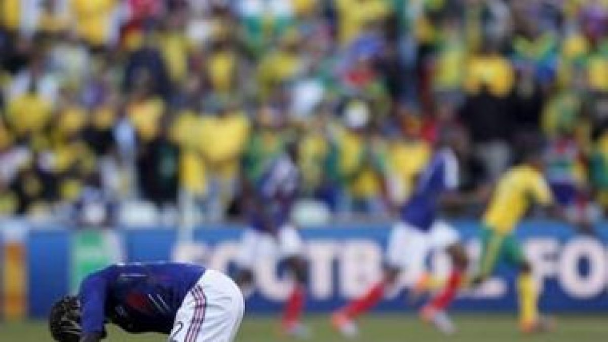 Sagna, en el suelo, refleja la caída de Francia del olimpo futbolístico.