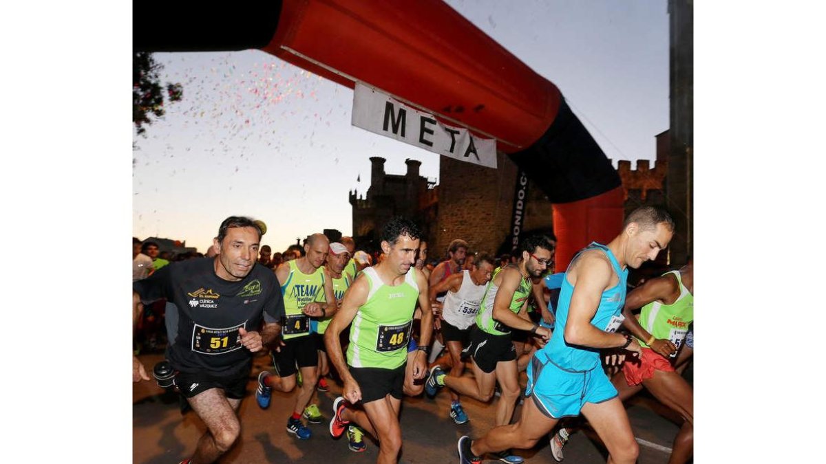 El Castillo y el Arco del Reloj vieron pasar a los corredores de las 21 lunas y media.