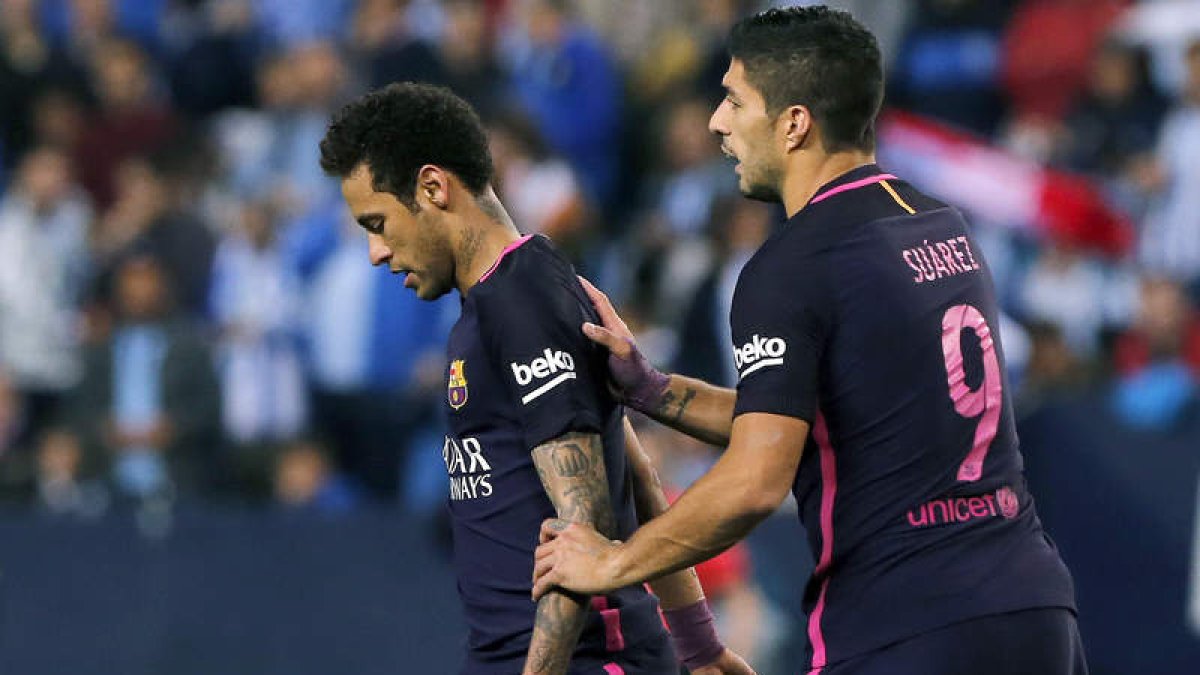 Neymar, junto a Luis Suárez, tras ser expulsado en Málaga. ZAPATA
