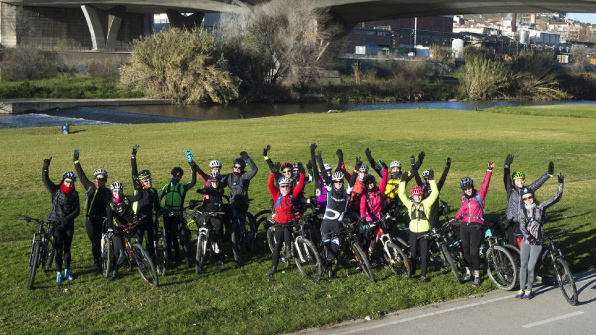 Un grupo de mujeres prepara un equipo para acudir a la Orbea Monegros, según idea de su preparadora, Sara Carmona.