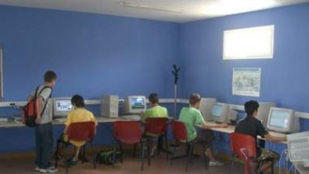 Los jóvenes disfrutan del acceso a Internet gratuito que ofrece el centro.