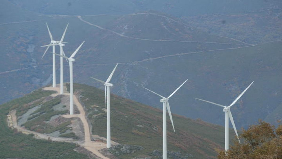 Imagen de un parque eólico levantado en la zona del Bierzo. L. DE LA MATA