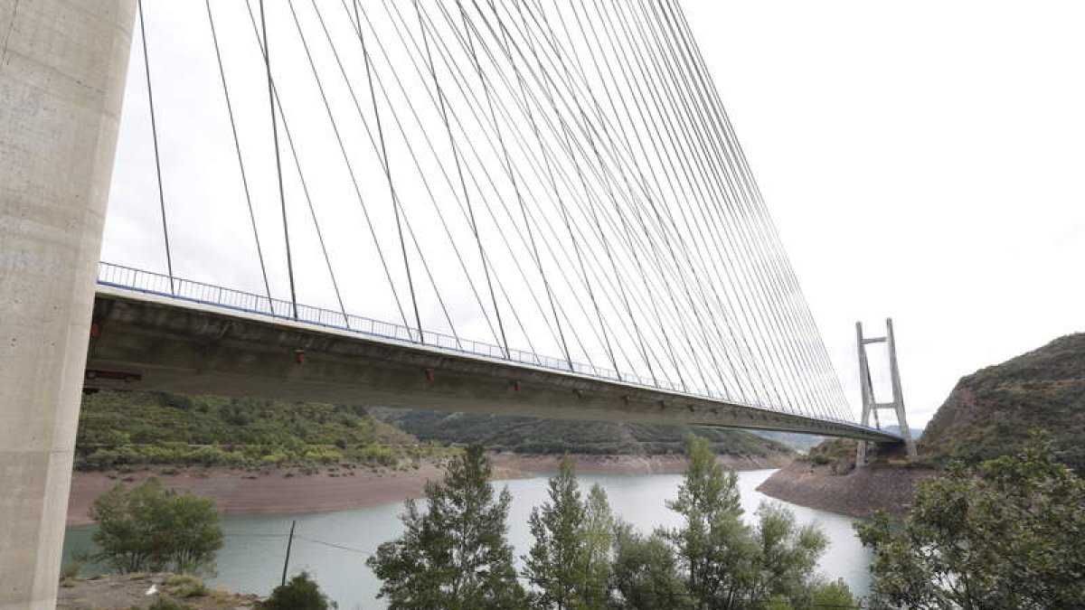 El pantano de Barrios de Luna acabó a duras penas la última campaña de riego. MARCIANO PÉREZ