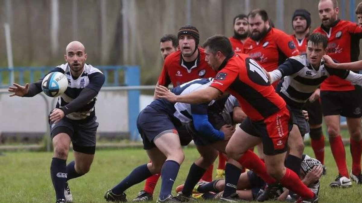 El XV berciano derrotó a Santiago en la primera jornada.