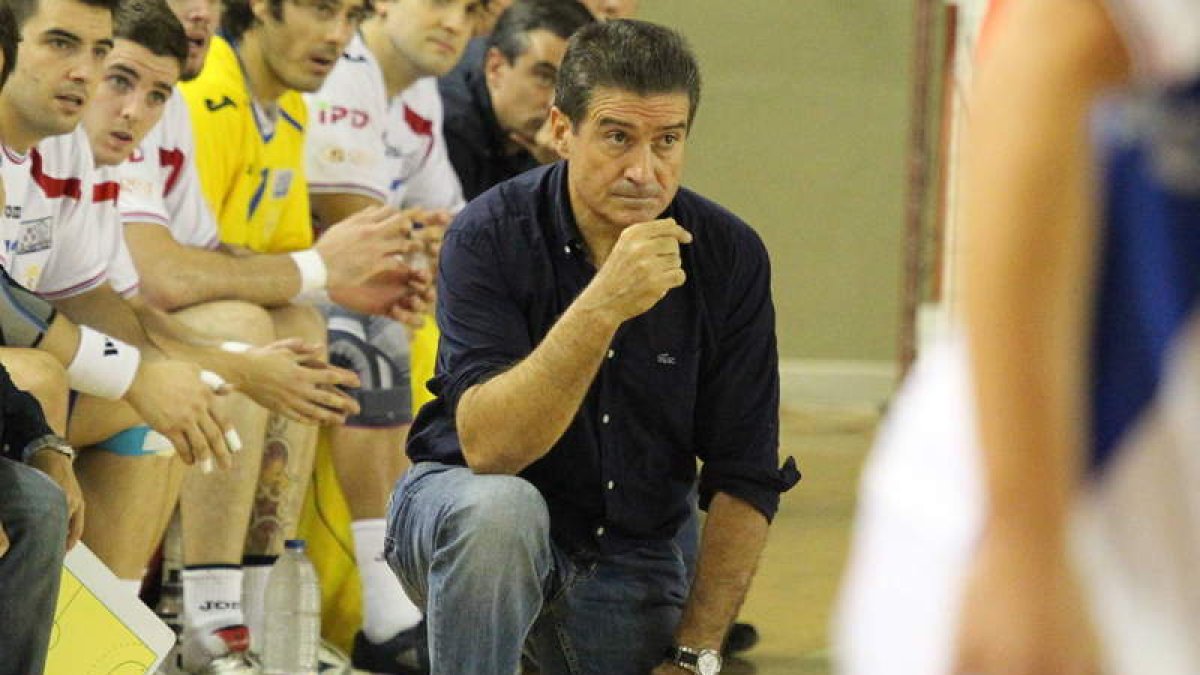 Manolo Cadenas, en la banda, dirigiendo un partido del Reale Ademar.