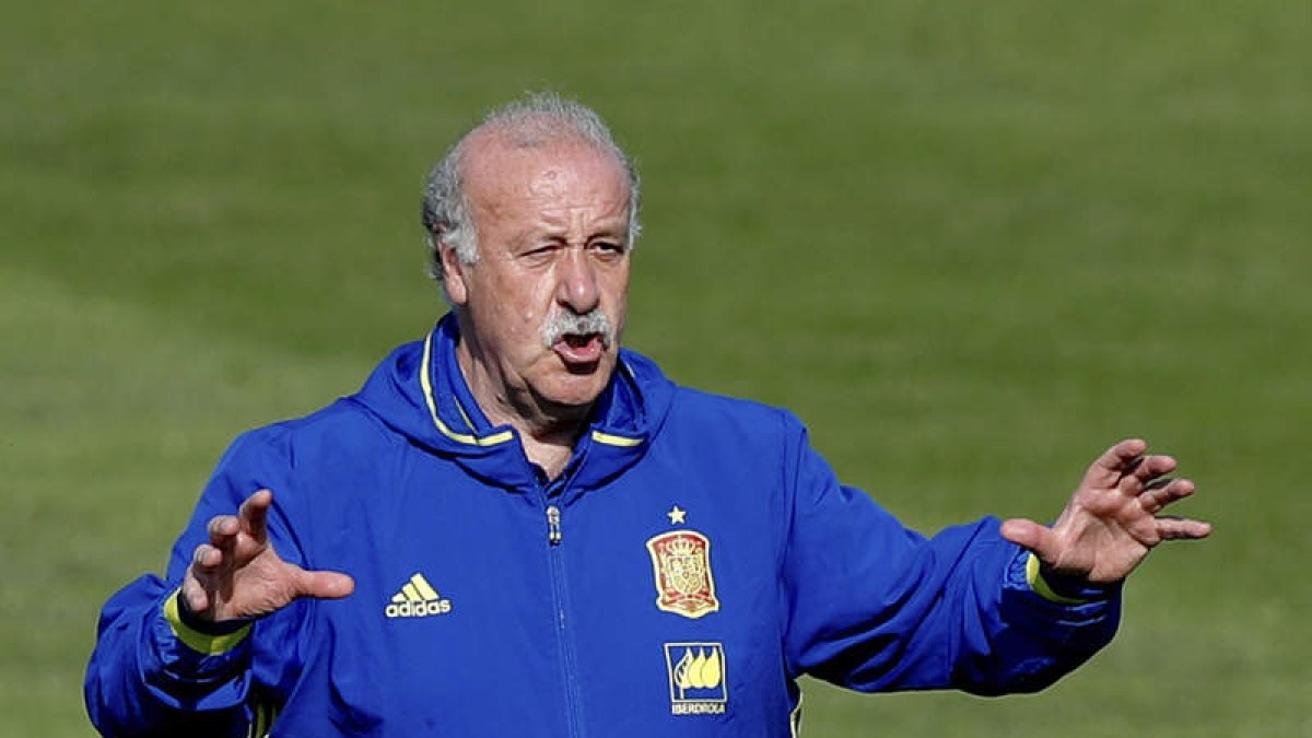 Del Bosque, durante el entrenamiento de ayer. JUANJO MARTÍN