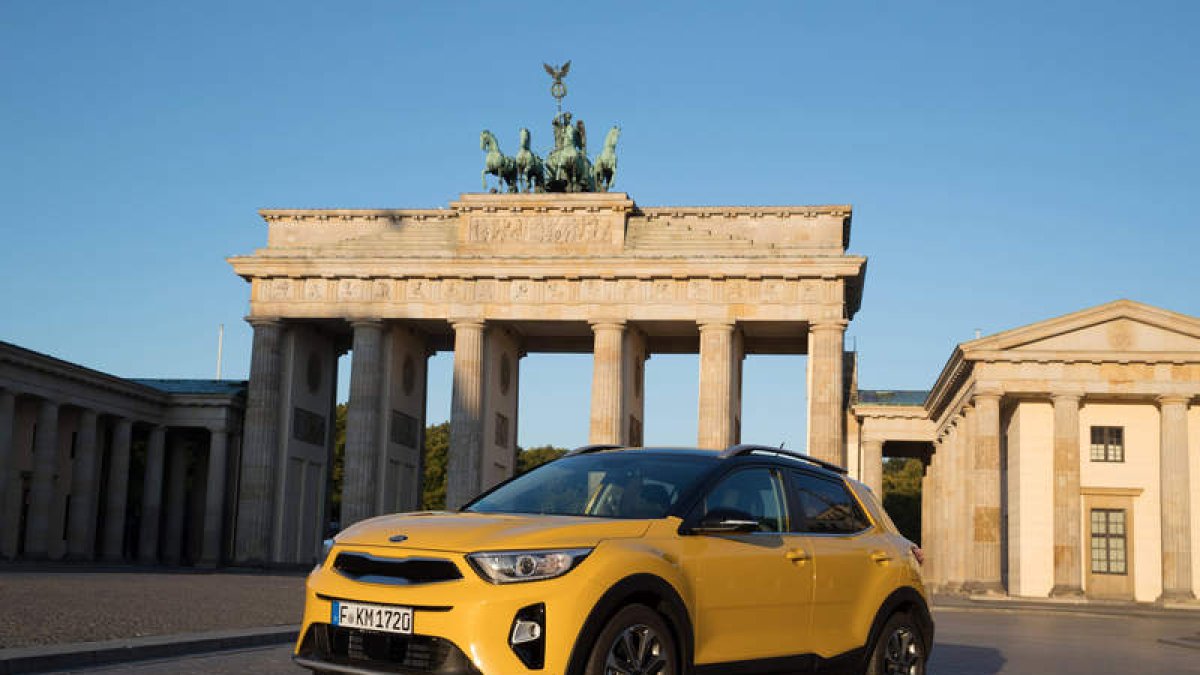 Kia propone un modernista Stonic para militar en el pujante segmento SUV urbano, con infinidad de posibilidades de personalización, pudiendo elegir entre nueve colores de carrocería y otras cinco tonalidades para el techo.