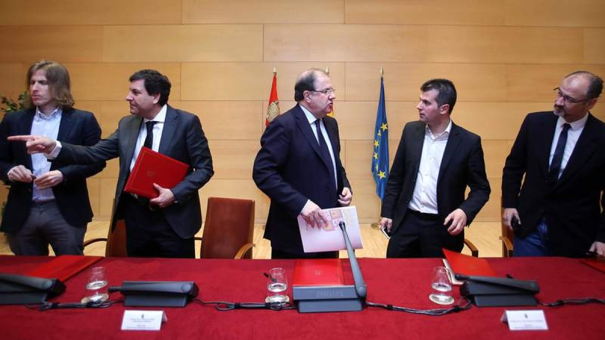 Pablo Fernández, Fernández Carriedo, Juan Vicente Herrera, Luis Tudanca y Luis Fuentes, durante la firma de un acuerdo. MIRIAM CHACÓN