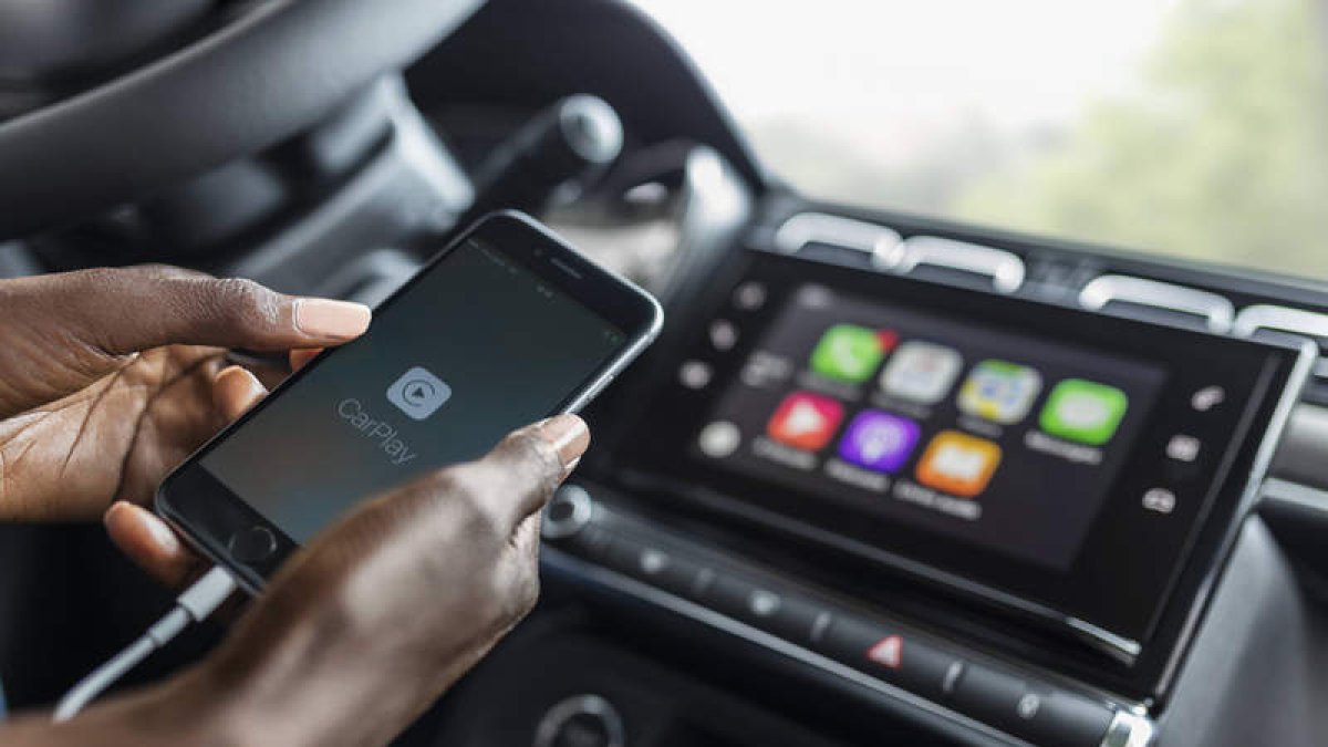 Interior de calidad, en terminación y materiales, con una generosa pantalla táctil (7 pulgadas) compatible con el smartphone, que puede duplicarse allí para acceder a todo tipo de aplicaciones que pueden resultar muy prácticas en un viaje.