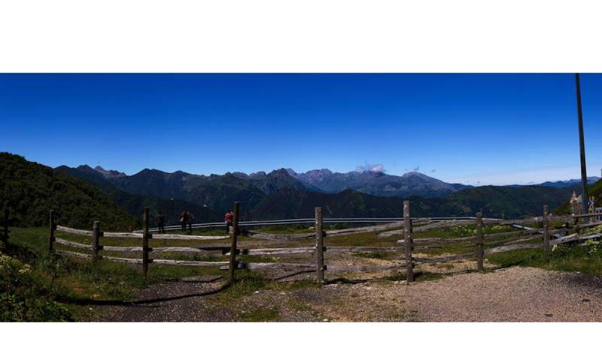 Paraje del llamado camino de San Salvador, el pueblo de La Vid, en la comarca de Gordón, y la ermita del Buen Suceso.