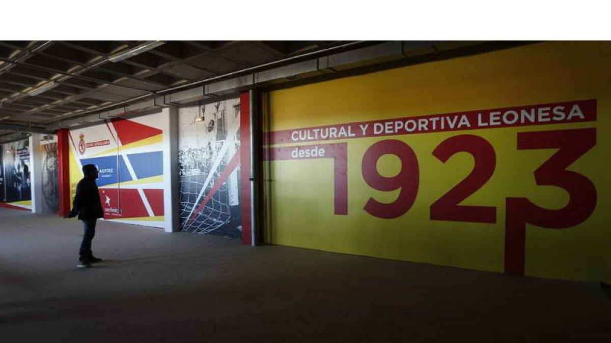 Las zonas interiores del estadio Reino de León presentan un aspecto impresionante, con alusiones al culturalismo y al nuevo propietario, Aspire.