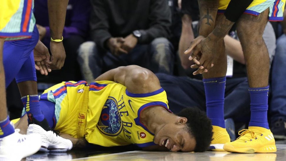Patrick McCaw, tras su caída.