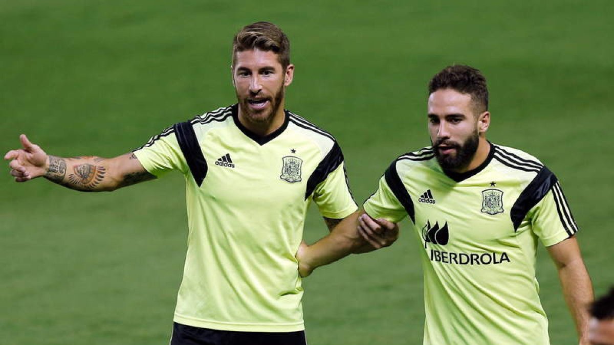 Ramos, a la izquierda, es baja por lesión para los encuentros ante Eslovaquia y Luxemburgo.