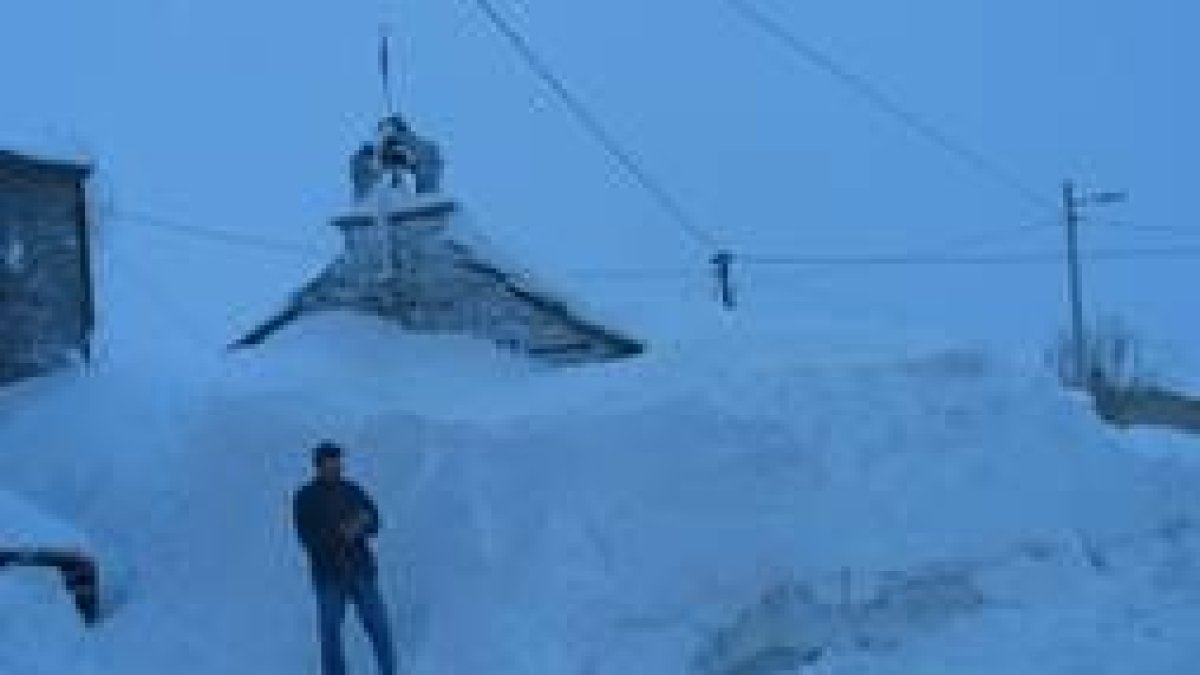 La iglesia de Leitariegos muestra los efectos de la nevada