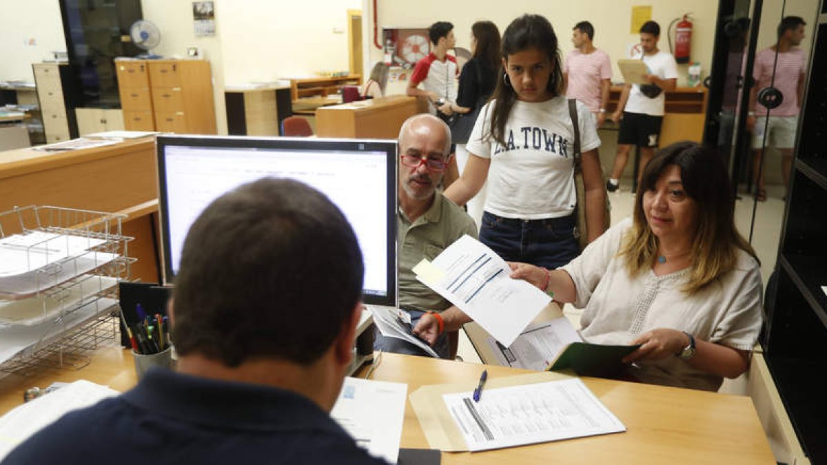 Los alumnos que comenzarán sus estudios en la Universidad el próximo curso empezaron ayer las matriculaciones. JESÚS F. SALVADORES
