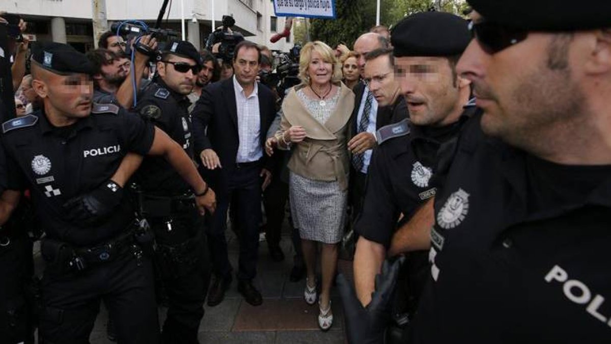 Esperanza Aguirre tras salir de los Juzgados de Plaza de Castilla, donde acudió a declarar como imputada el pasado lunes.