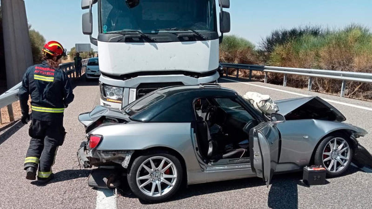 El accidente fue a la altura del Burgo Ranero. BOMBEROS DE LEÓN