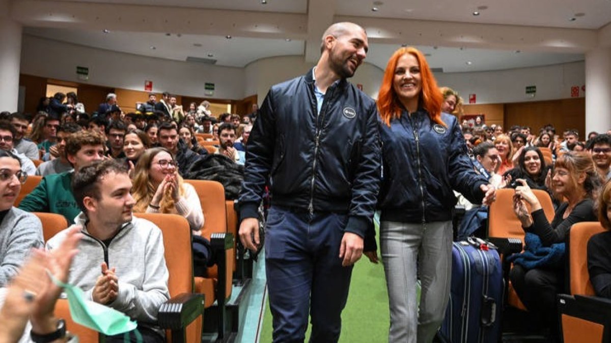 Pablo Álvarez y Sara García, el día que pasaron por la Universidad de León en la que ambos se formaron. EFE