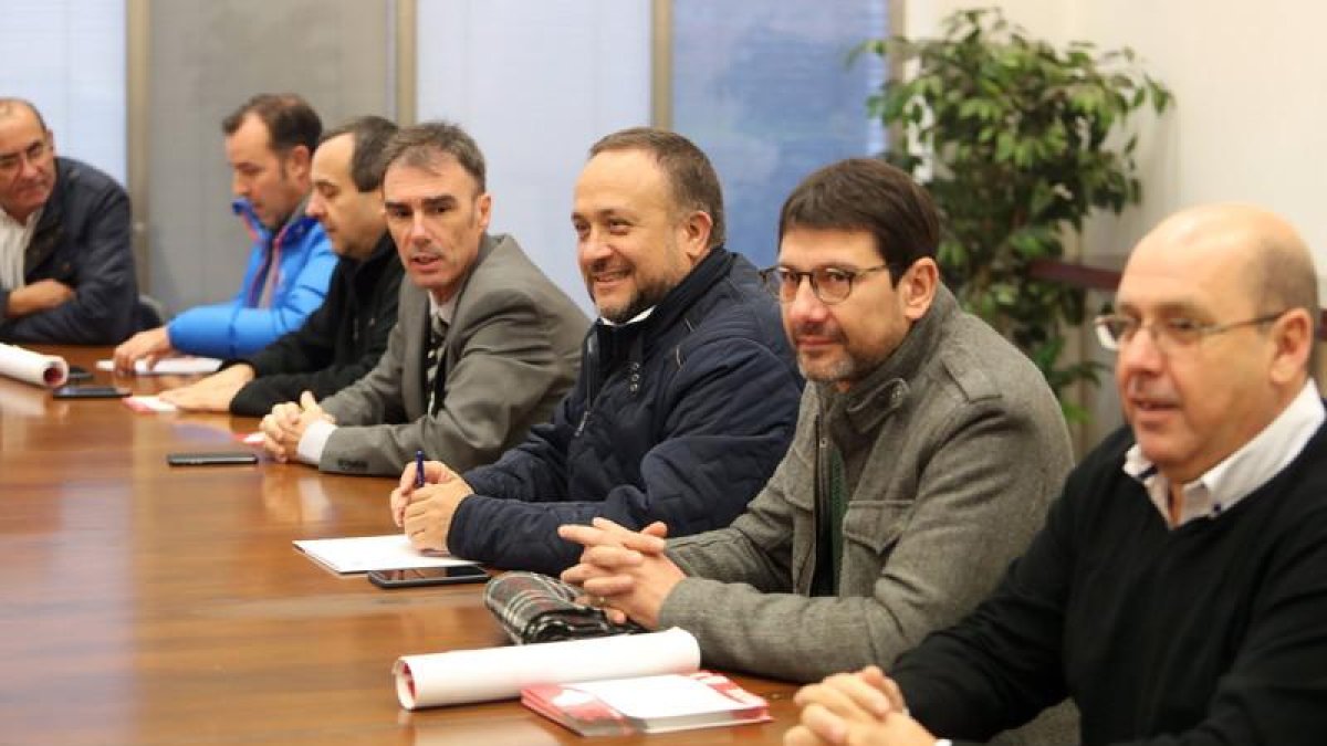 El presidente del Consejo Comarcal del Bierzo, Gerardo Álvarez Courel (C), durante la reunión de la Mesa por el futuro del Bierzo.