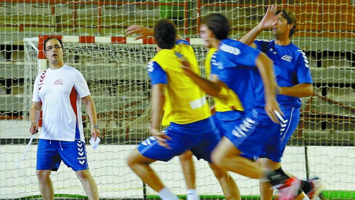 Dani Gordo dirige el primer entrenamiento del curso en el Palacio, ayer por la tarde, después de la sesión matutina en el Centro de Alto Rendimiento.