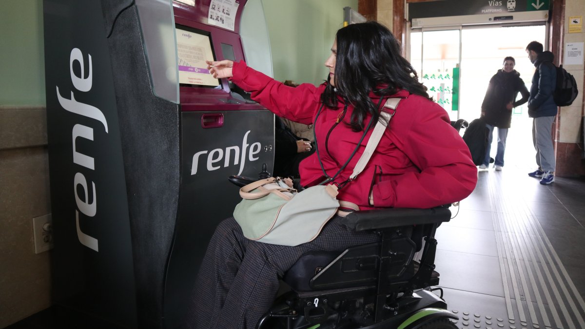 María Eugenia Cabezas, que ha sufrido este inconveniente para acceder el sistema de bonos en el tren. EFE/MARIAM A. MONTESINOS