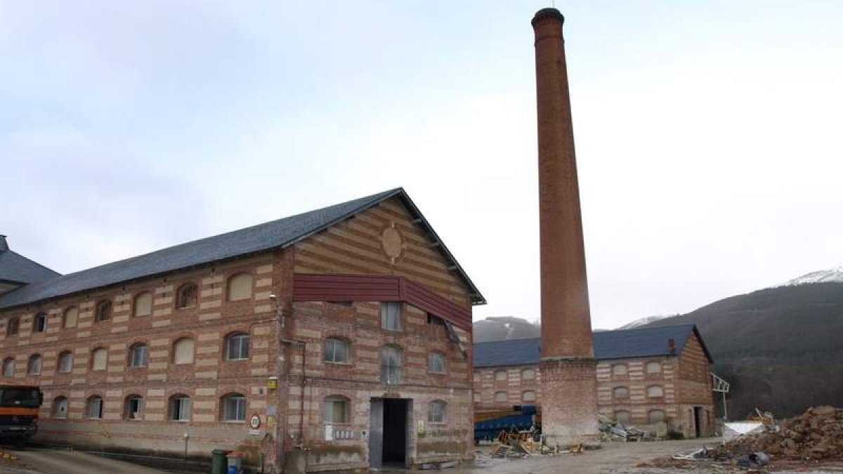 Los edificios de la fábrica de talco situados dentro de la villa de Boñar.
