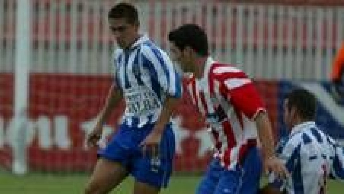 Tomás controla un balón en un partido contra el Atlético de Madrid B en Majadahonda