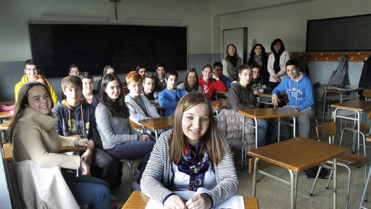 Elena Aller con sus compañeros de clase, su profesora de Inglés, su tutora y la directora de la Filial.