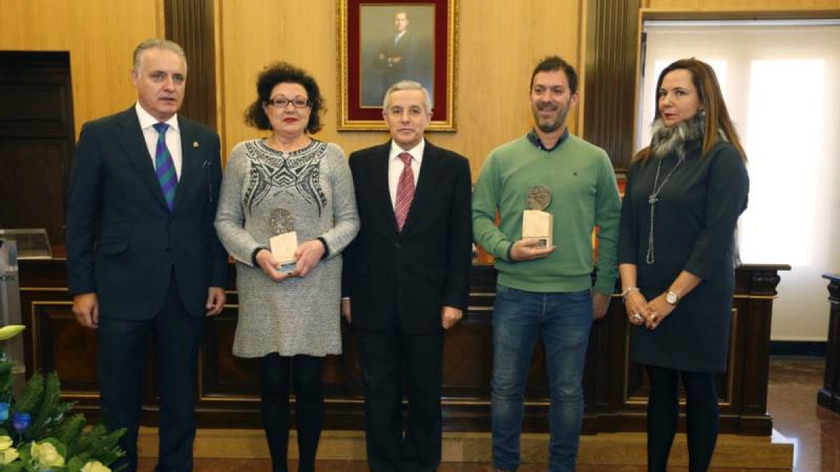 Foto de familia de la entrega de la XVI Edición de los Premios al Comercio Tradicional de León