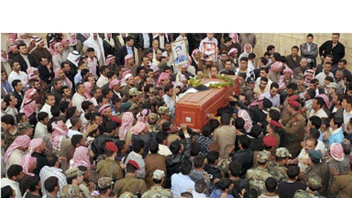 Procesión del funeral del oficial del ejército sirio, Abdul-Samad Ibrahim al-Dabko, celebrado en el 2011 en la provincia de Aleppo, al norte de Siria.