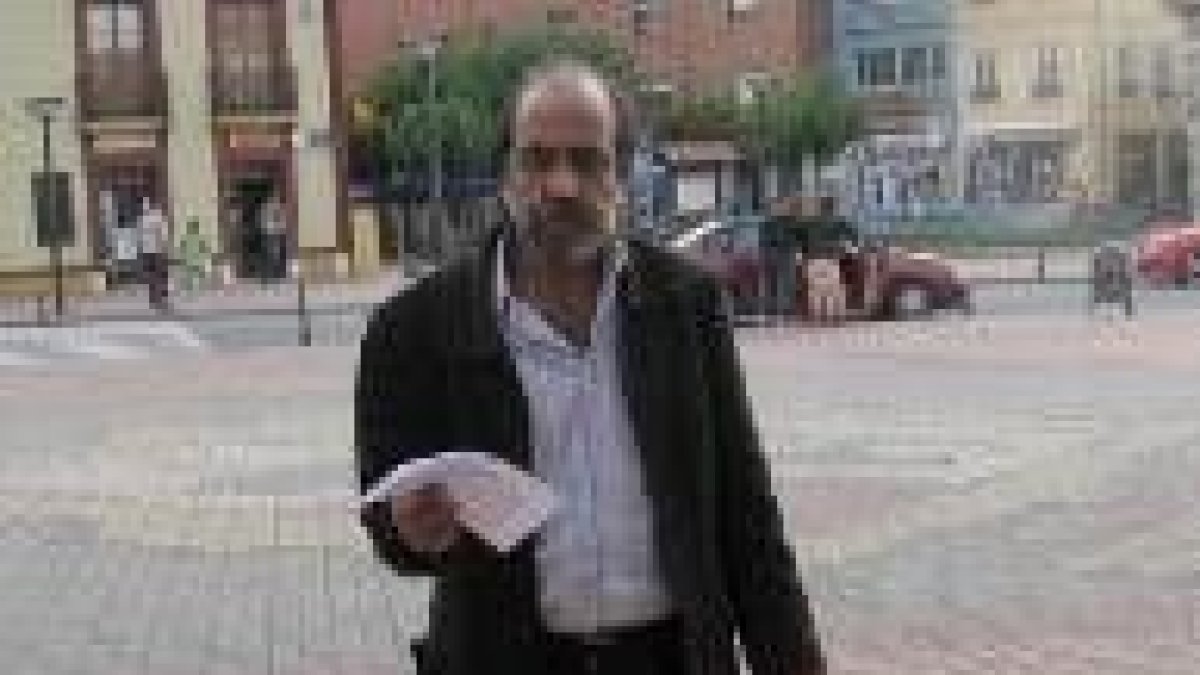 El padre del niño de catorce años muestra el comunicado de Aspes, del que discrepa frontalmente