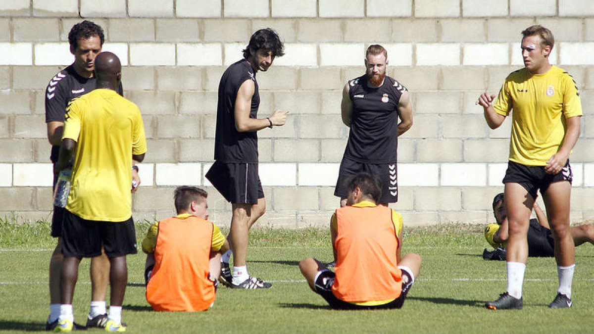 Juan Ferrando, en el centro, junto a algunos de los futbolistas de la Cultural