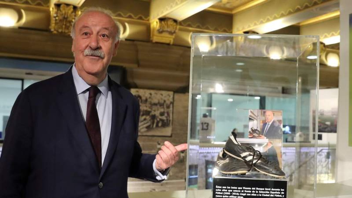 El exseleccionador nacional de fútbol Vicente del Bosque, junto a las botas que llevó durante los ocho años en los que entrenó a La Roja. BALLESTEROS