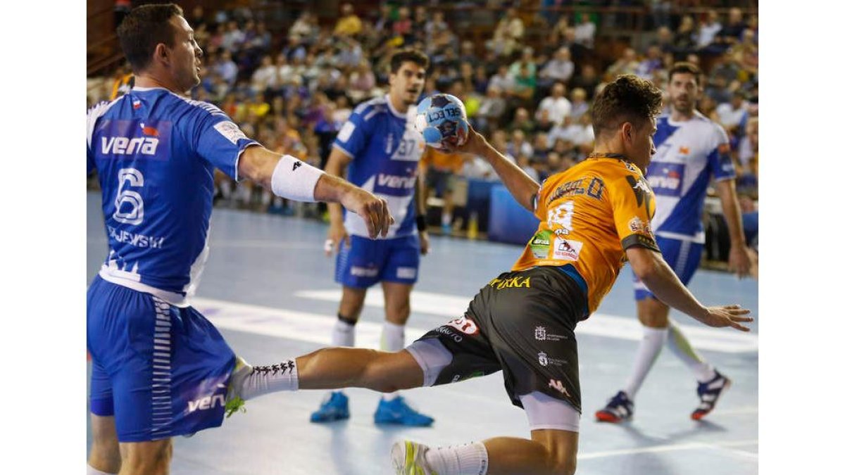 Ademar y Wisla Plock se verán las caras dos veces en apenas cuatro días. FERNANDO OTERO