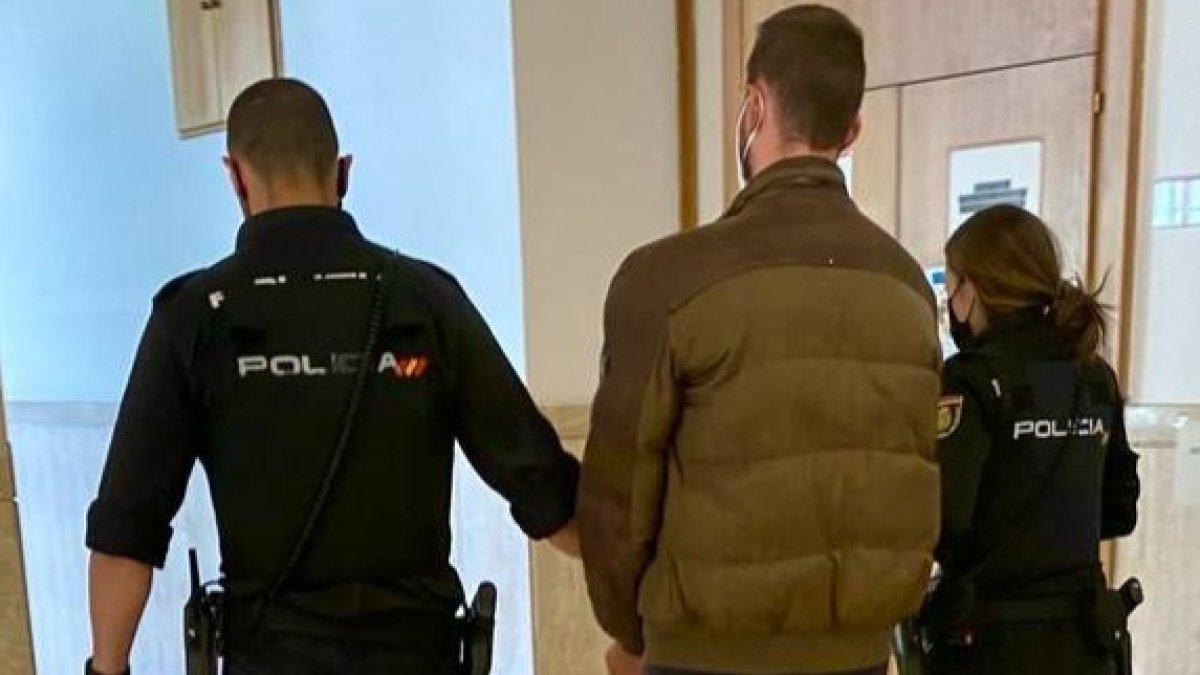 El acusado, escoltado por la Policía. DL