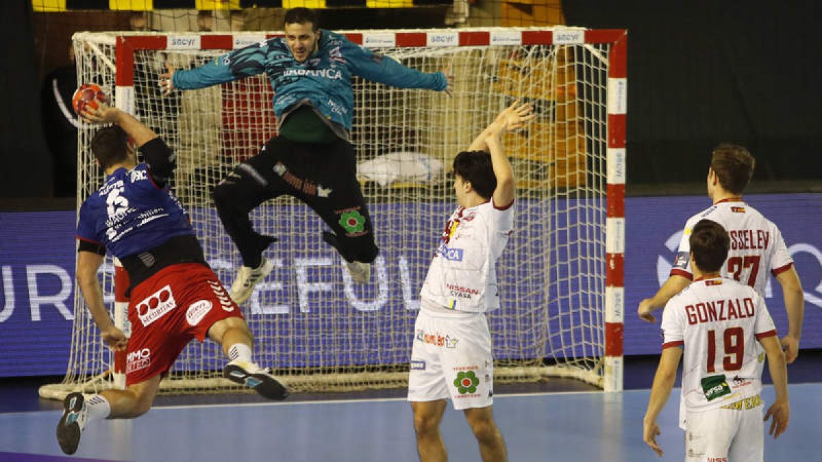 Khalifa se ha desvinculado del Ademar, con el que tenía una temporada más de contrato, para recalar en el Dinamo de Bucarest. JESÚS F. S.