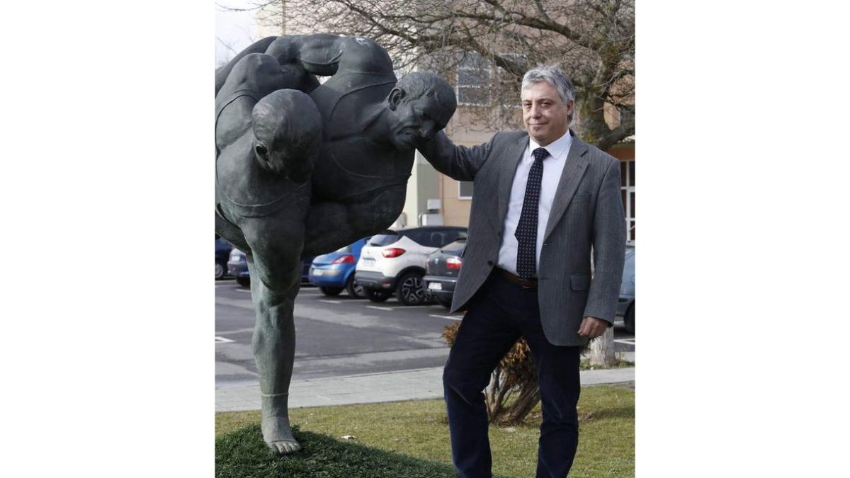 Vicente Martín posa junto a la estatua de la lucha leonesa. RAMIRO