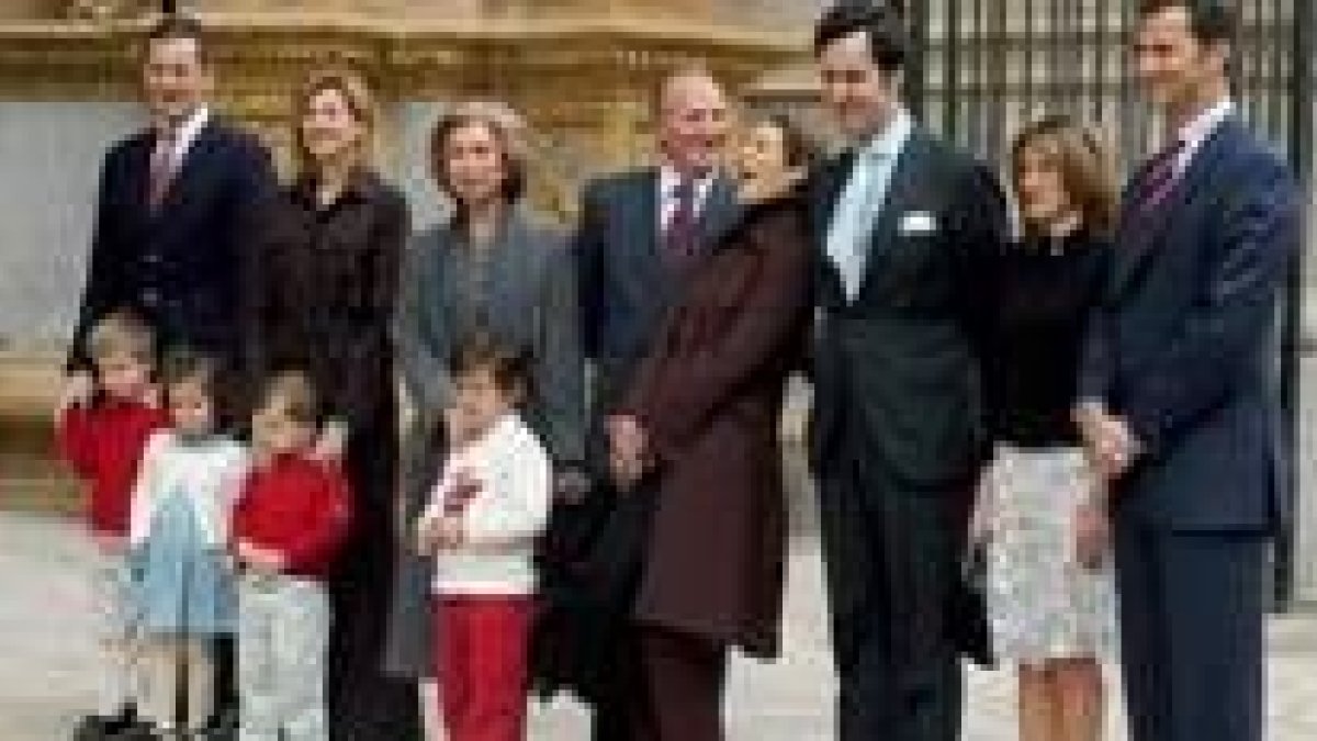 La Famila Real -en la foto en la misa de Pascua en el 2004- se mostró ayer contenta con la noticia