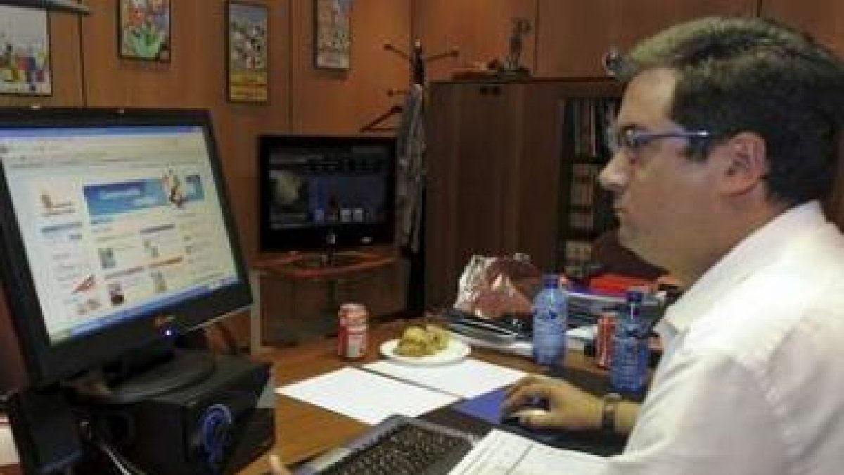López, que ha emplazado a los medio para hoy, sigue los resultados.