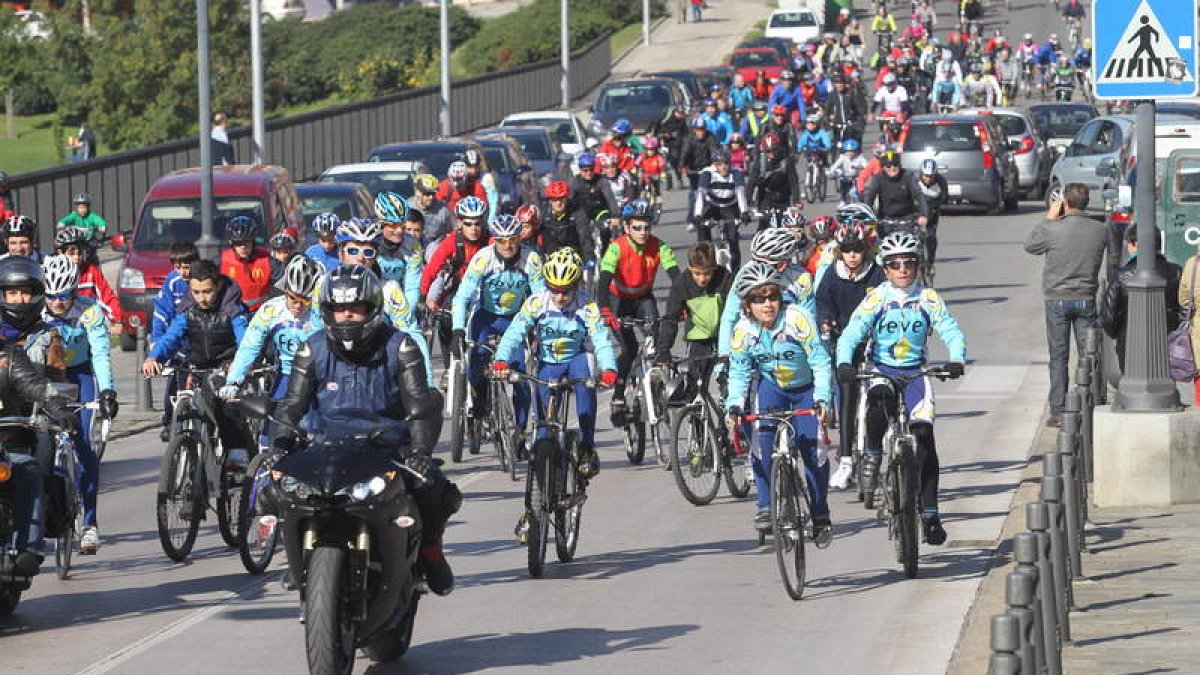 Ni la edad ni las cuestas de Ponferrada fueron óbice para que los ciudadanos cogieran sus bicicletas.
