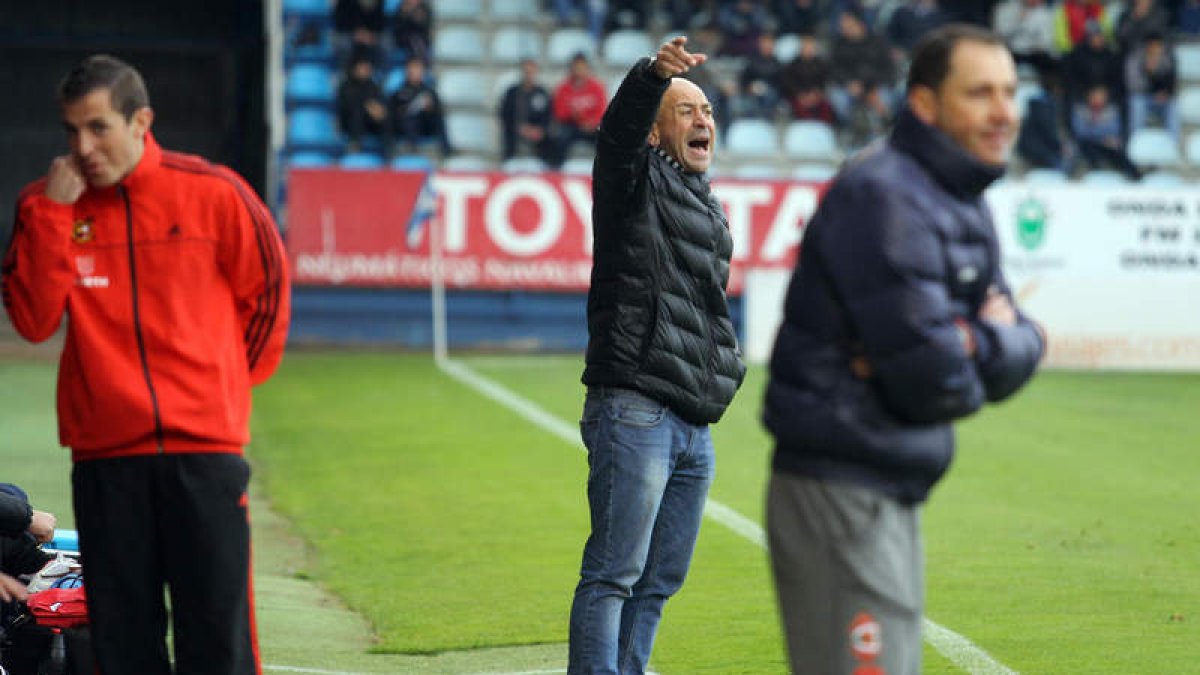 Claudio Barragán corrige a sus jugadores durante un lance del partido disputado en El Toralín, con Pablo Machín muy atento.